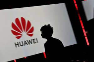 США отбирает у компаний лицензии на работу с Huawei