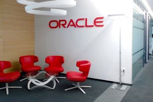 Чистая прибыль Oracle почти удвоилась