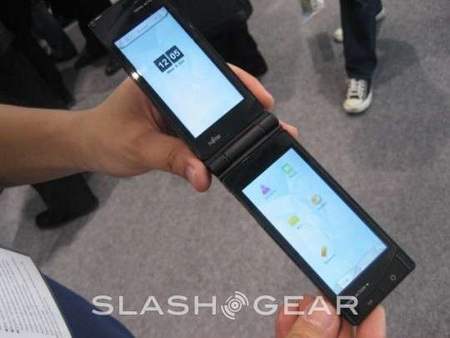 Прототип телефона Fujitsu с двумя дисплеями