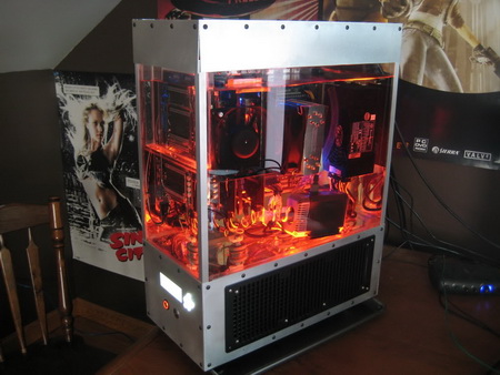 Mineral Oil PC - компьютер в чане с минеральным маслом Mineral Oil PC - компьютер в чане с минеральным маслом